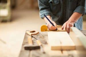 What is difference between carpenter and joiner?