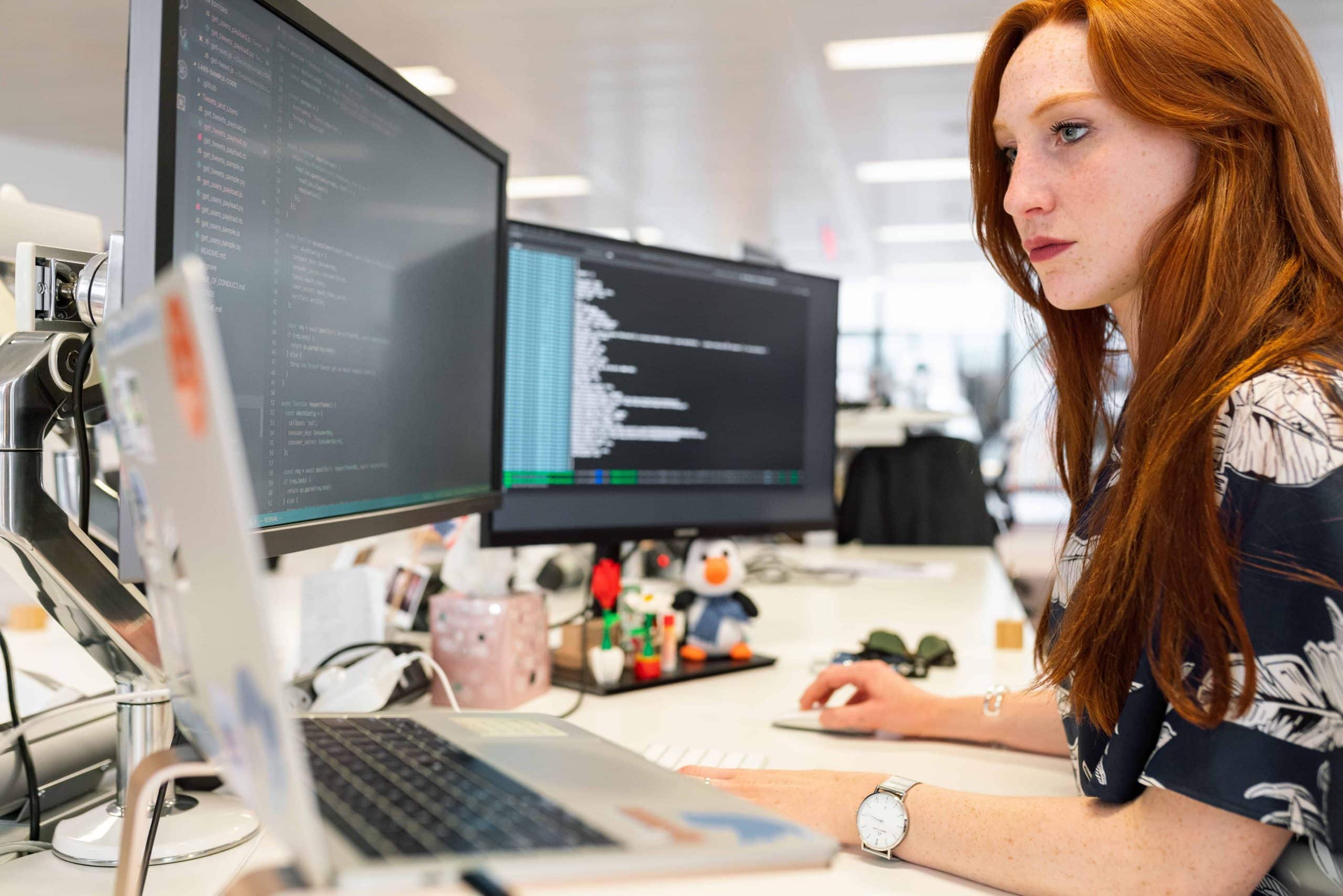 How many hours a week does a web developer work?