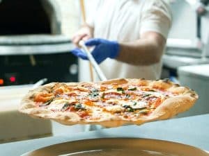 What is the average profit margin for a pizza shop?