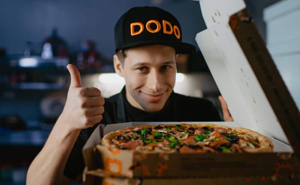What is the average profit margin for a pizza shop?